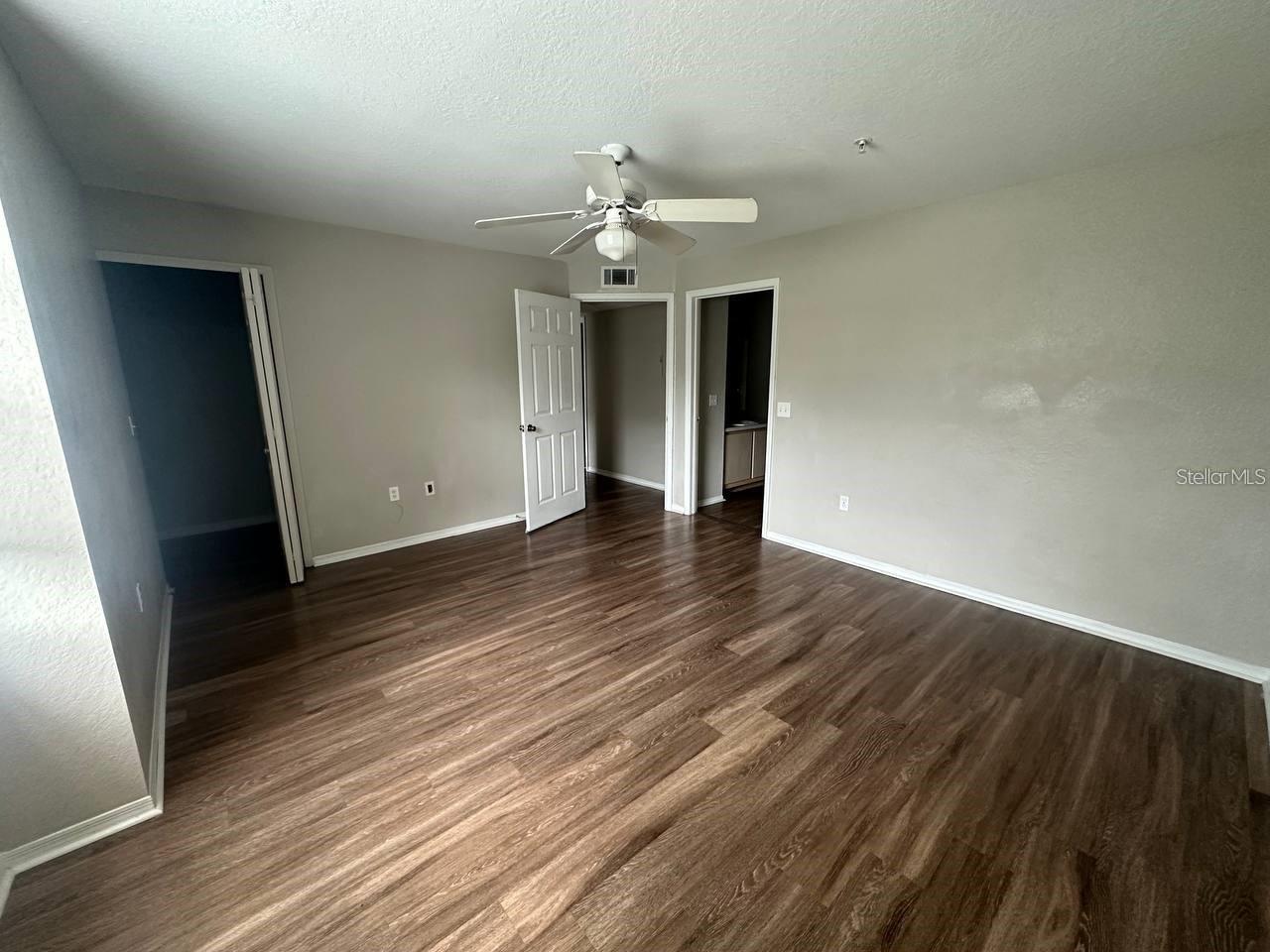 Image 6 of 12 For 13929 Fairway Island Drive 821