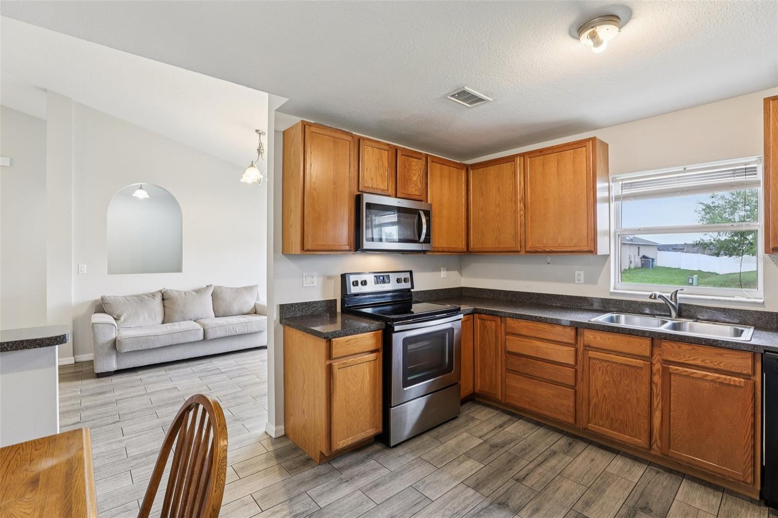 Image 11 of 33 For 264 Chicago Avenue W