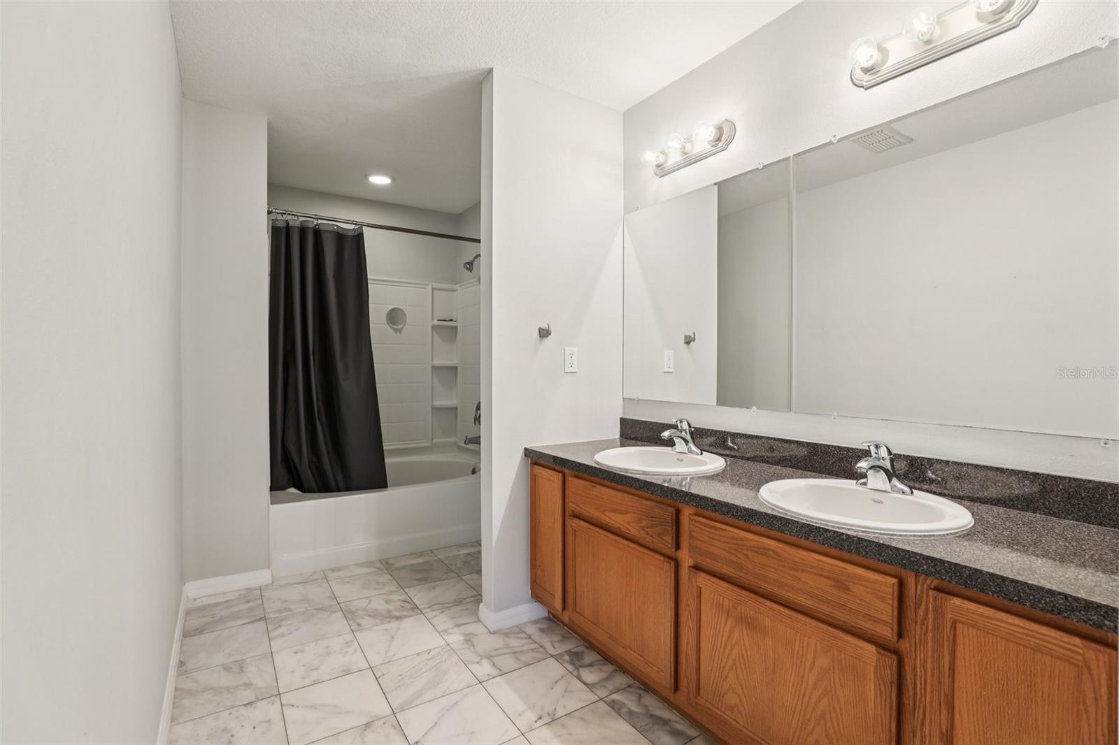 Image 14 of 33 For 264 Chicago Avenue W