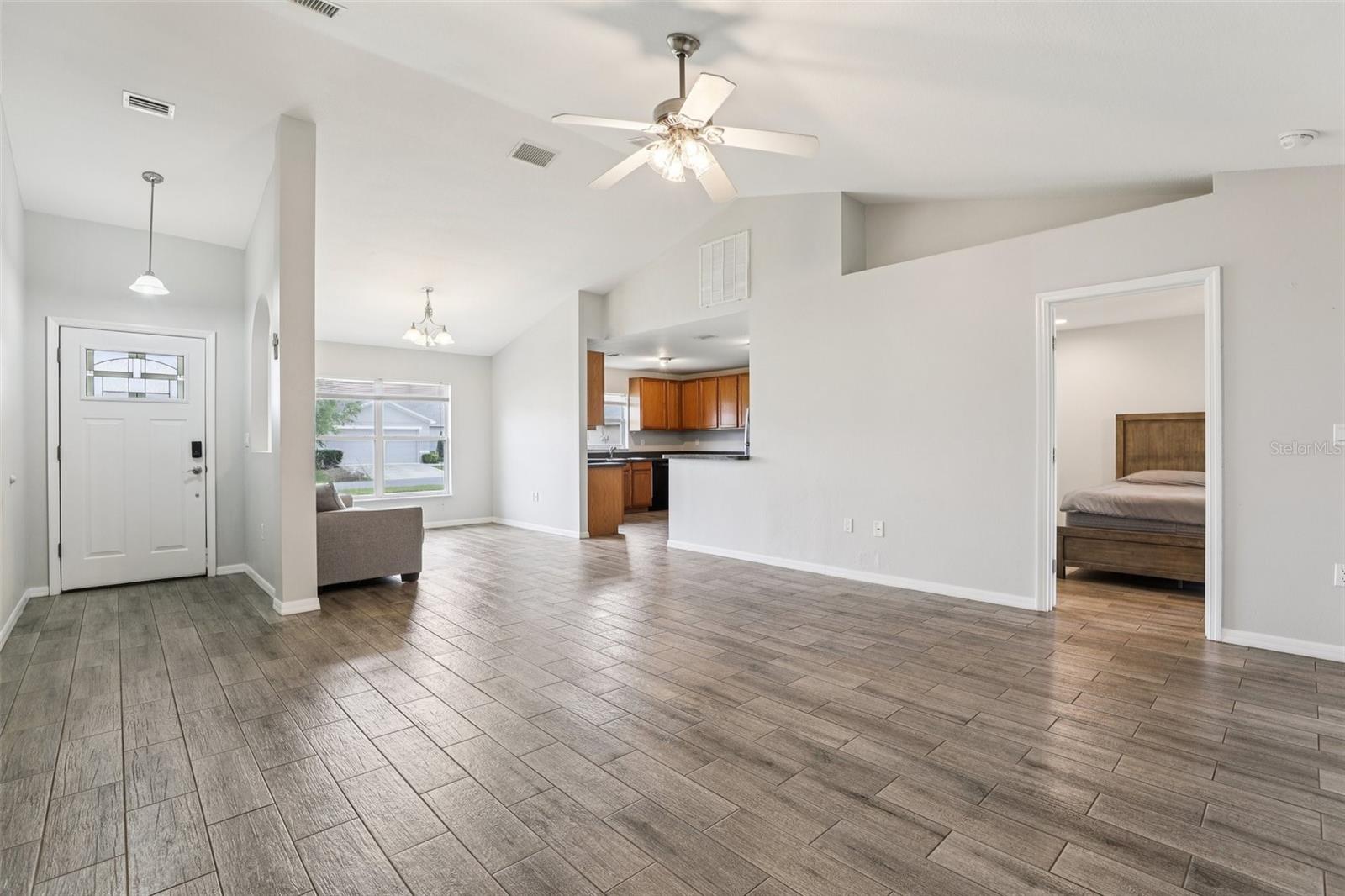 Image 4 of 33 For 264 Chicago Avenue W