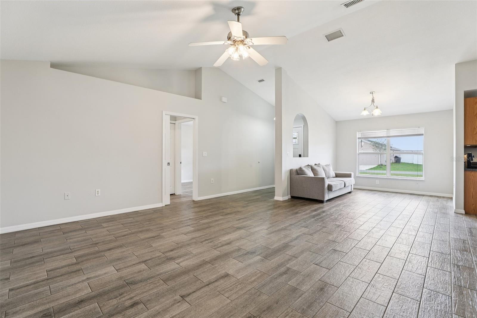 Image 5 of 33 For 264 Chicago Avenue W