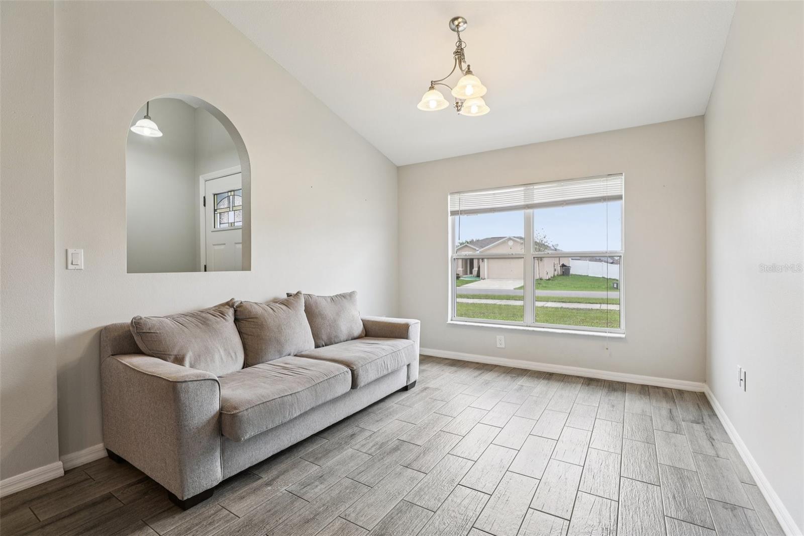 Image 6 of 33 For 264 Chicago Avenue W