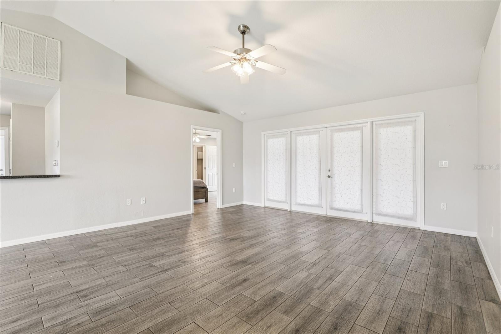 Image 8 of 33 For 264 Chicago Avenue W