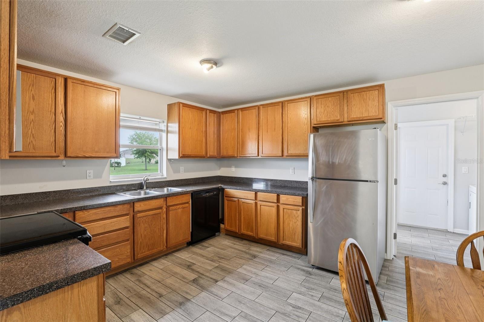 Image 9 of 33 For 264 Chicago Avenue W