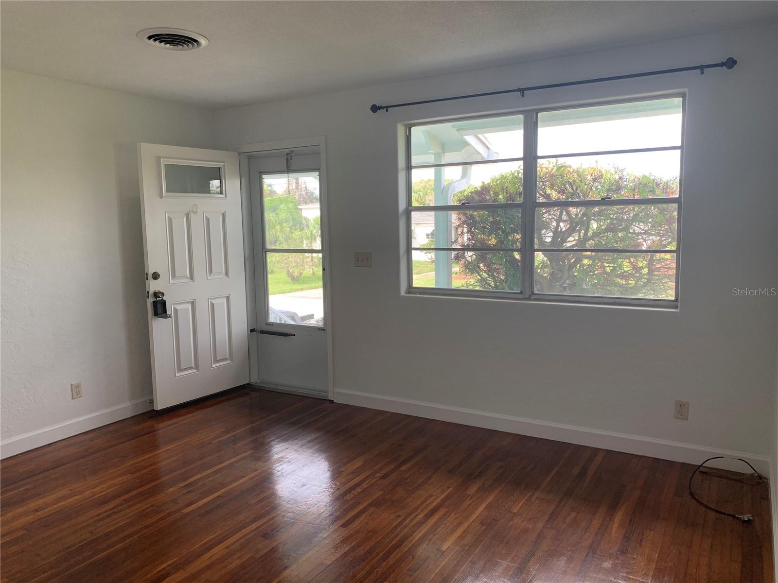 Image 3 of 4 For 2007 Schulte Avenue 1