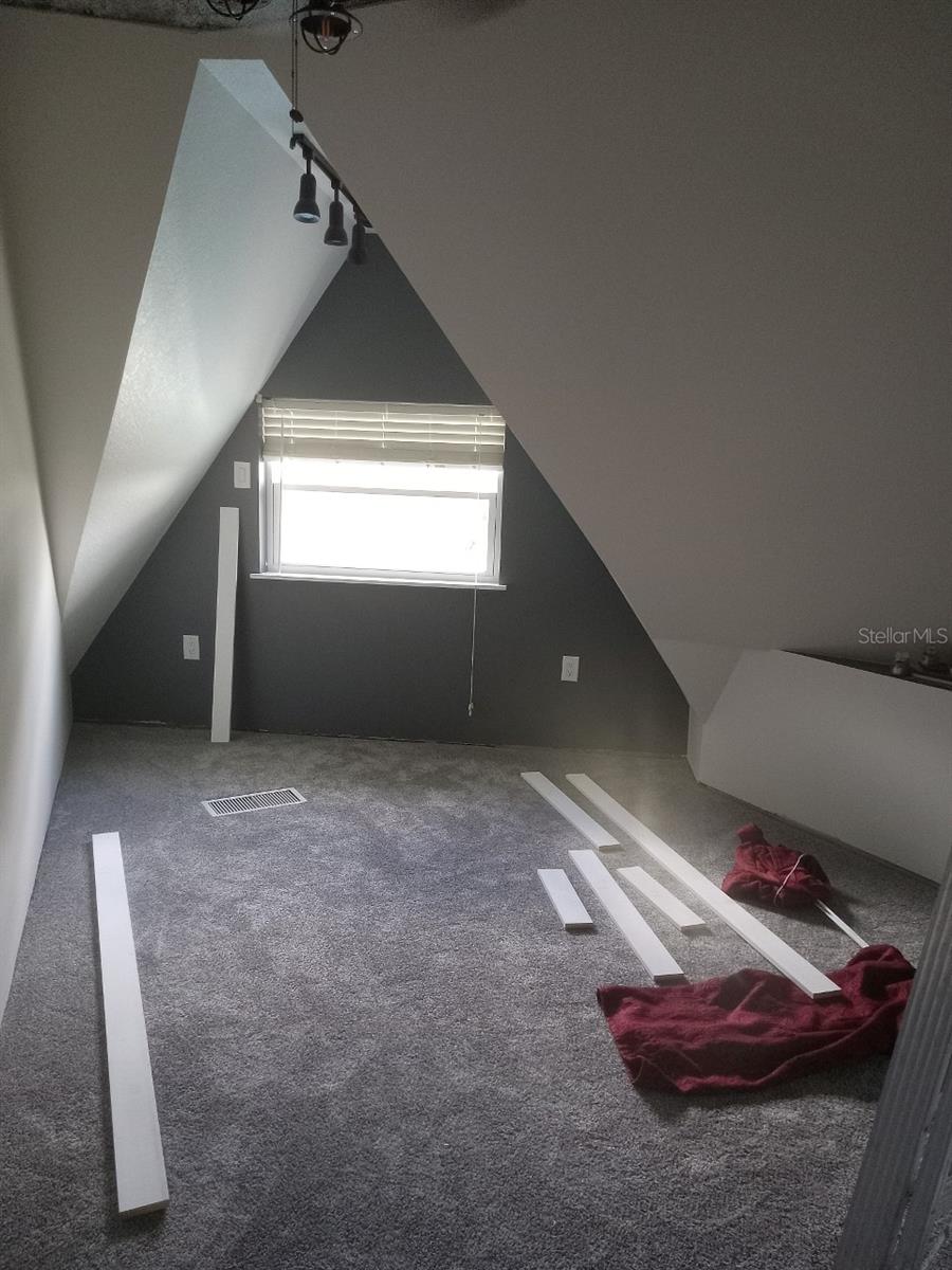 Image 11 of 22 For 10424 Lyons Avenue