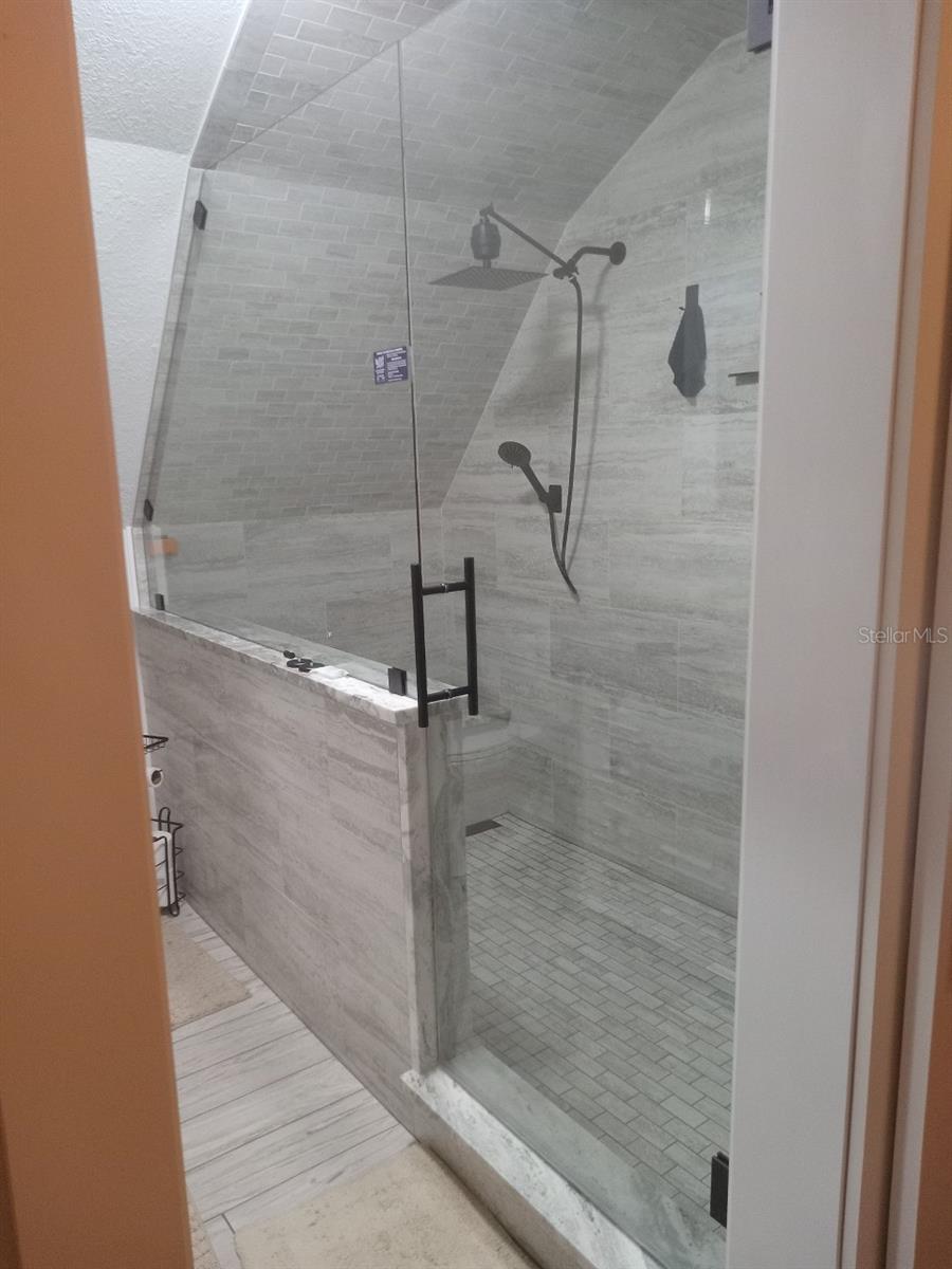 Image 14 of 22 For 10424 Lyons Avenue