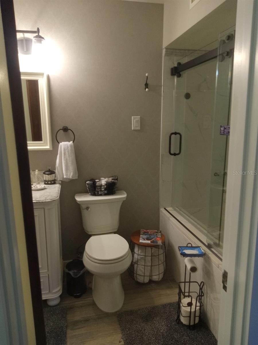 Image 7 of 22 For 10424 Lyons Avenue