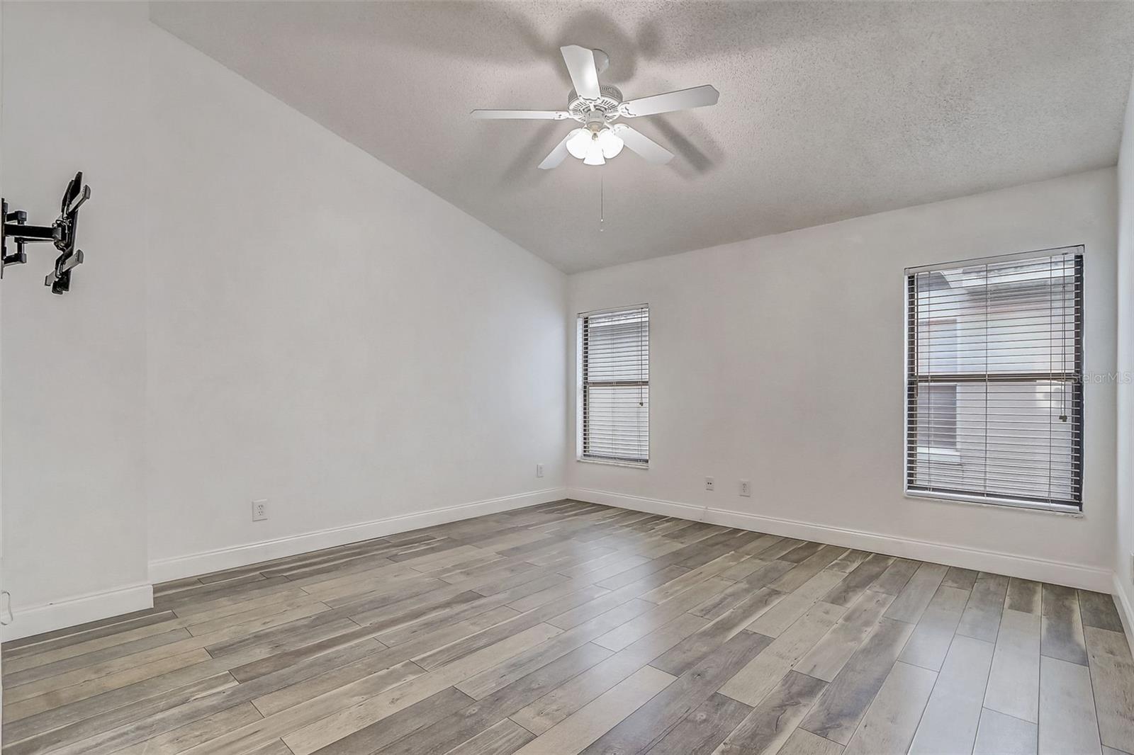 Image 17 of 32 For 14124 Yellow Wood Circle