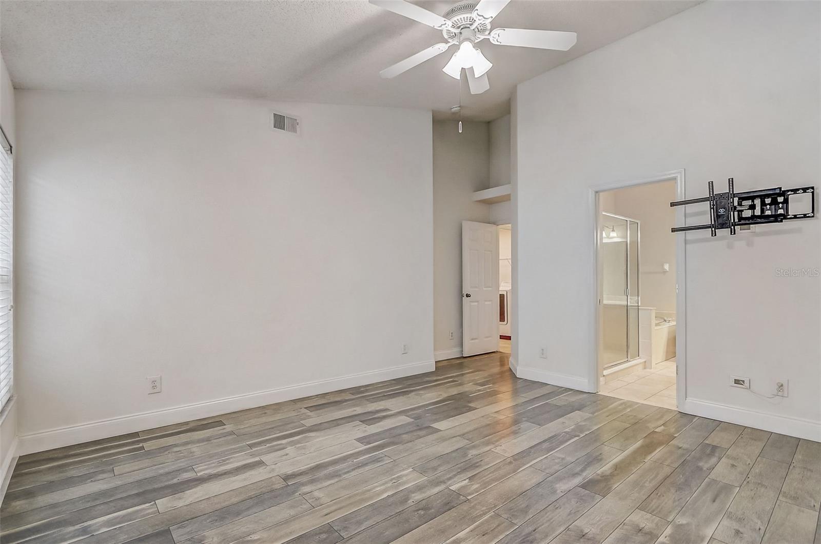 Image 18 of 32 For 14124 Yellow Wood Circle