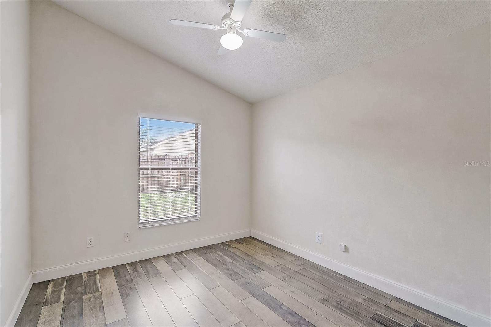 Image 21 of 32 For 14124 Yellow Wood Circle