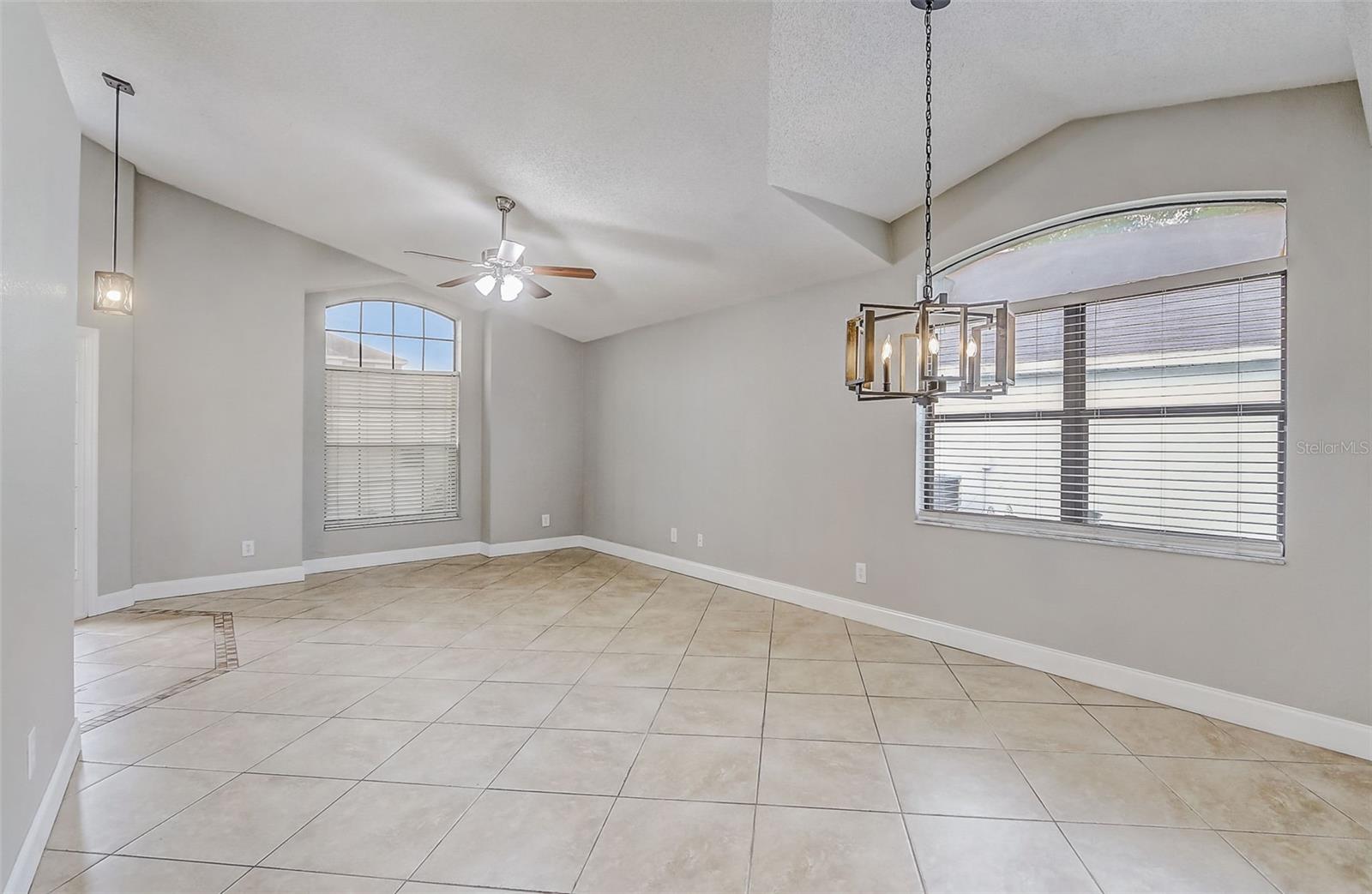 Image 5 of 32 For 14124 Yellow Wood Circle