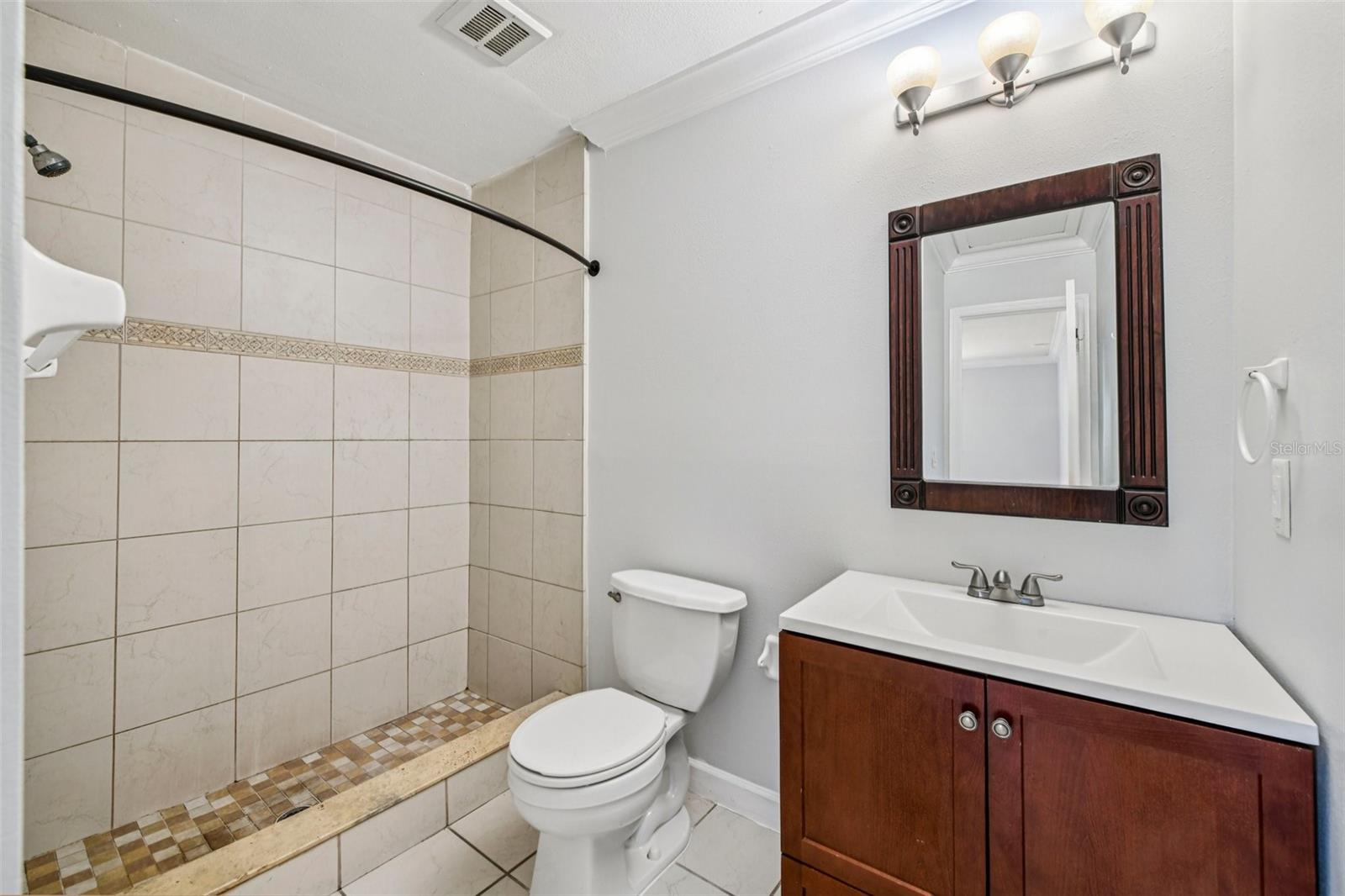 Image 13 of 20 For 926 Lake Destiny Road F