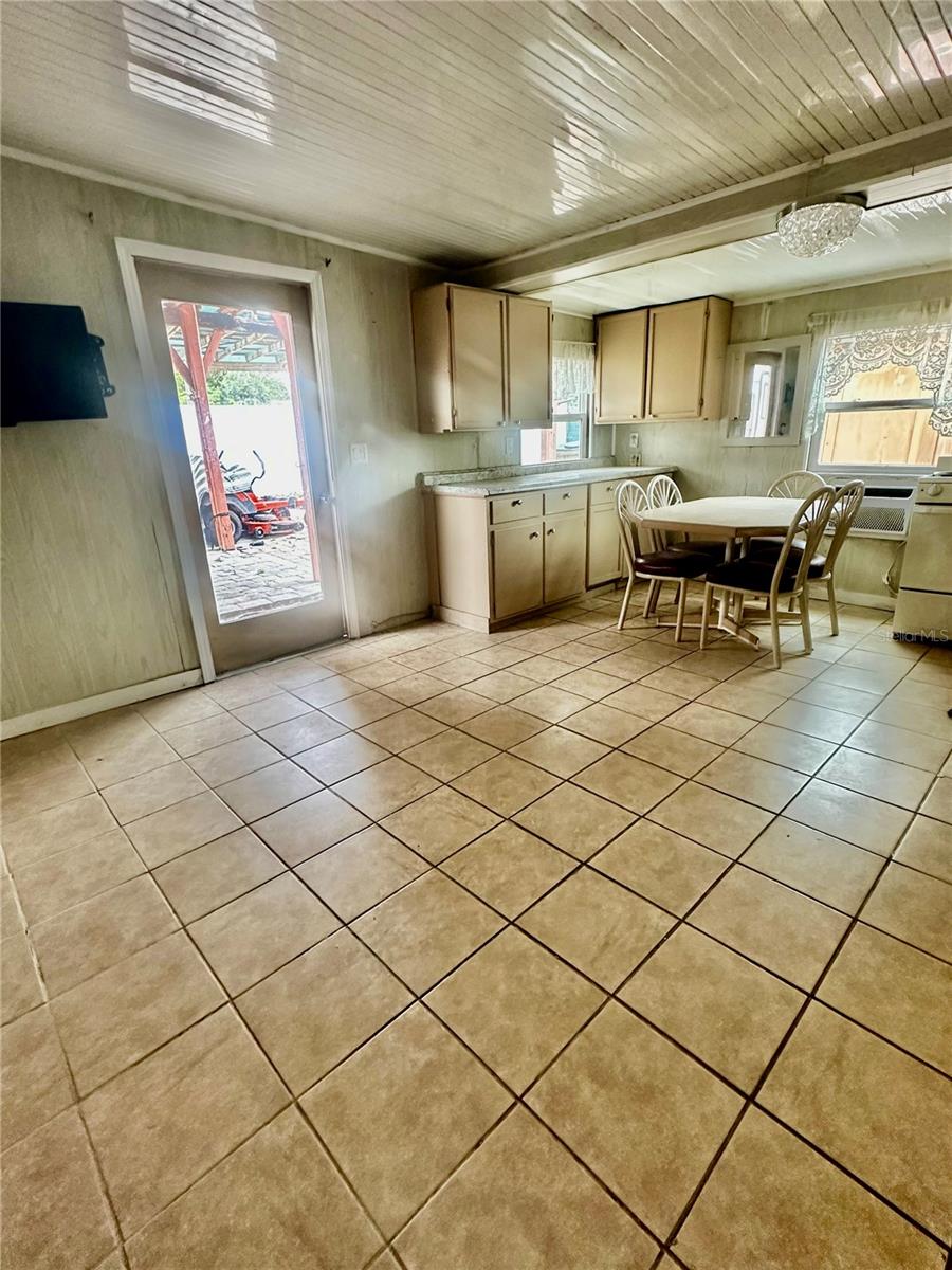 Image 17 of 36 For 910 Rich Drive