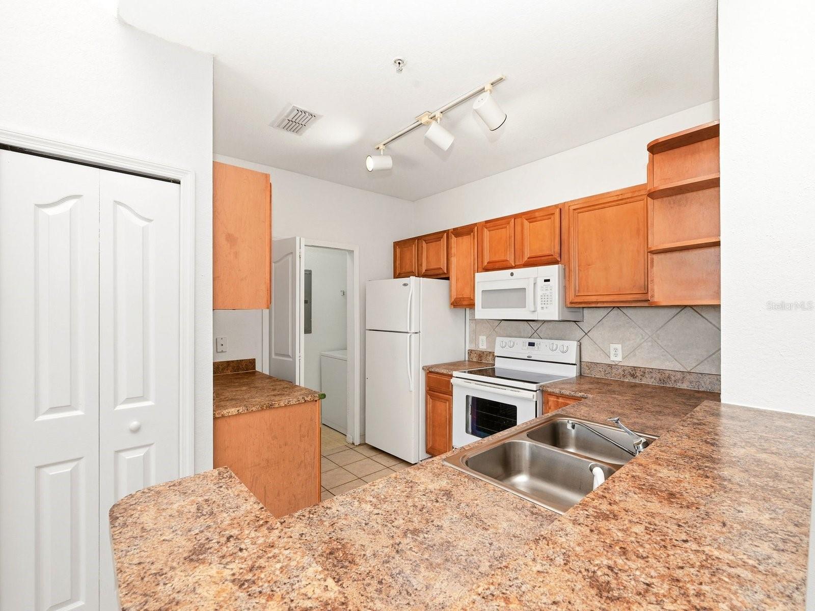 Image 17 of 43 For 6169 Metrowest Boulevard 305