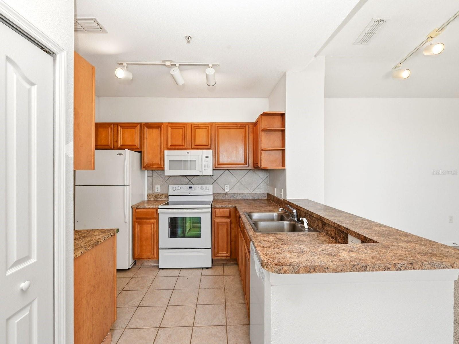 Image 18 of 43 For 6169 Metrowest Boulevard 305