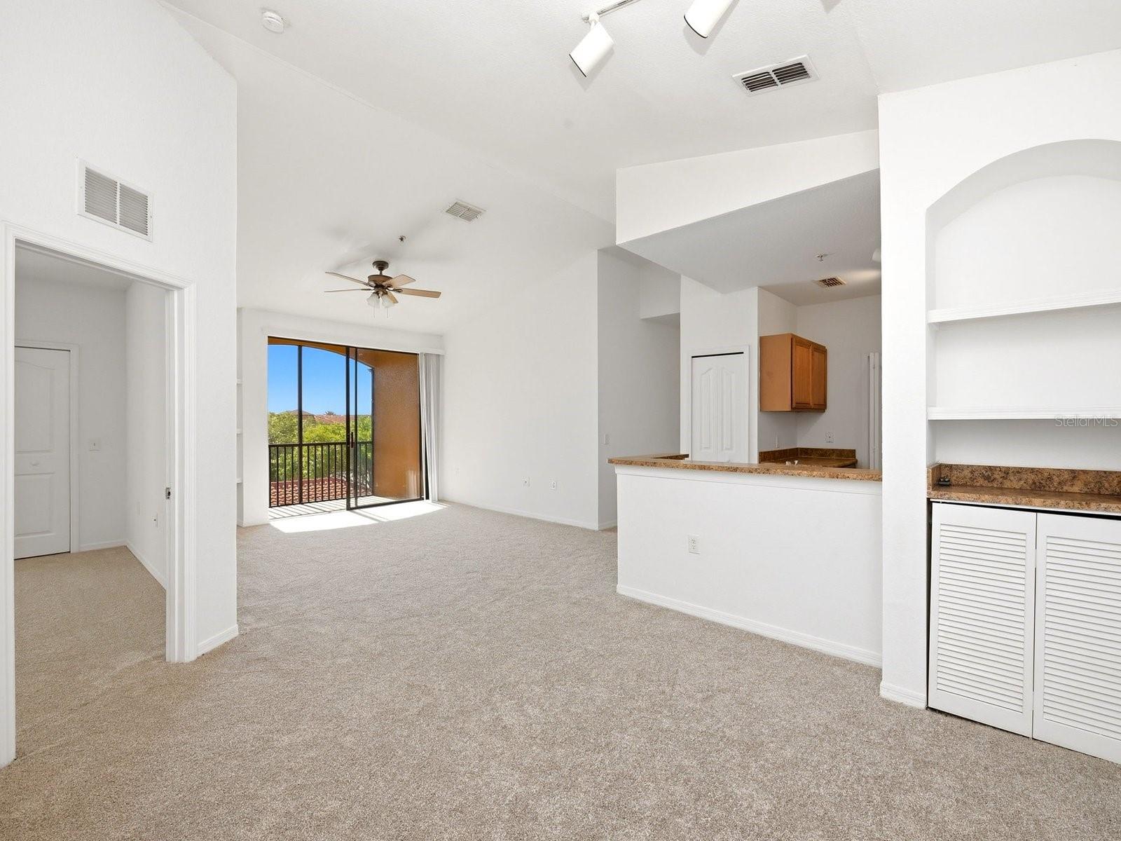 Image 7 of 43 For 6169 Metrowest Boulevard 305