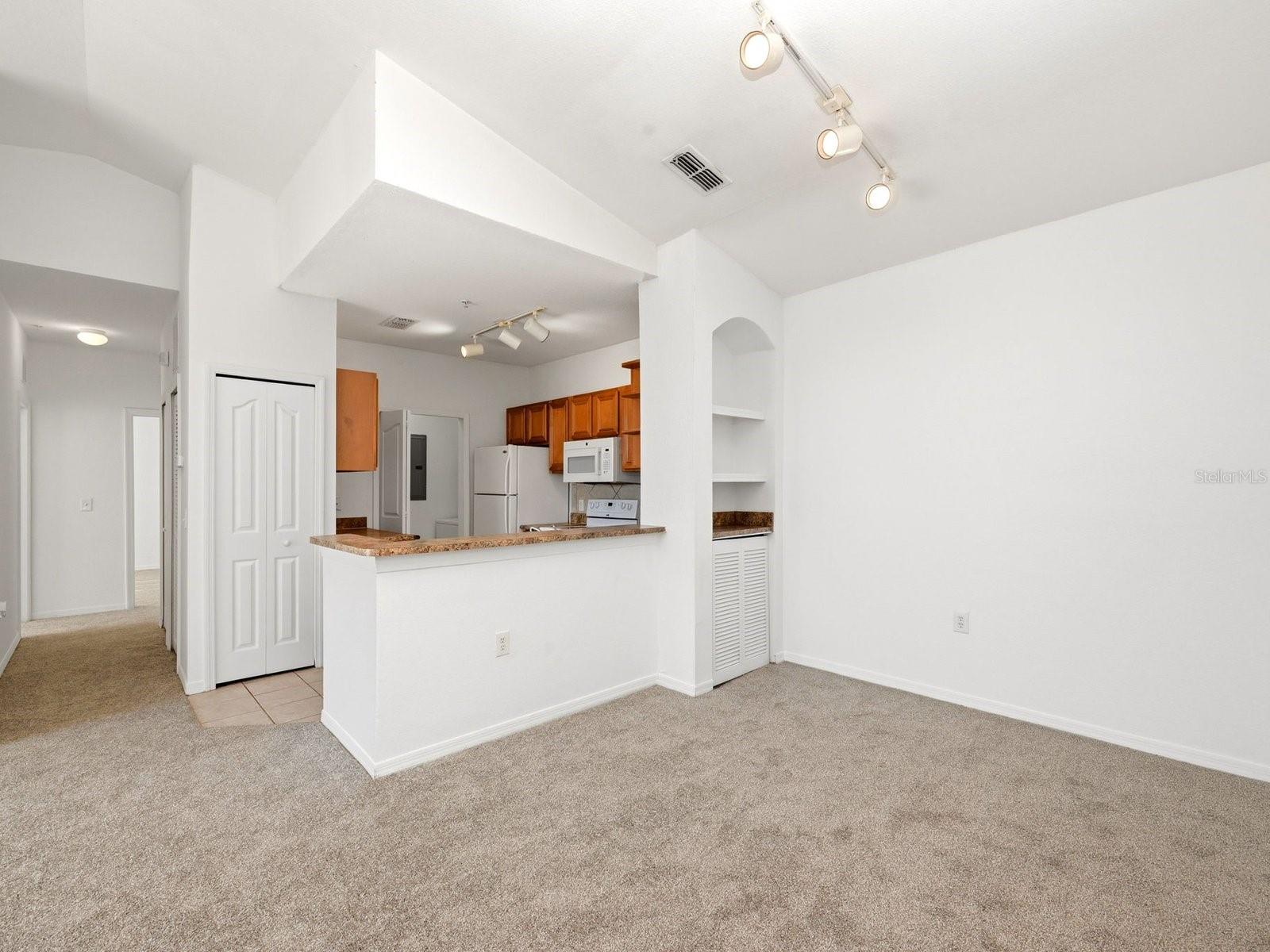 Image 8 of 43 For 6169 Metrowest Boulevard 305