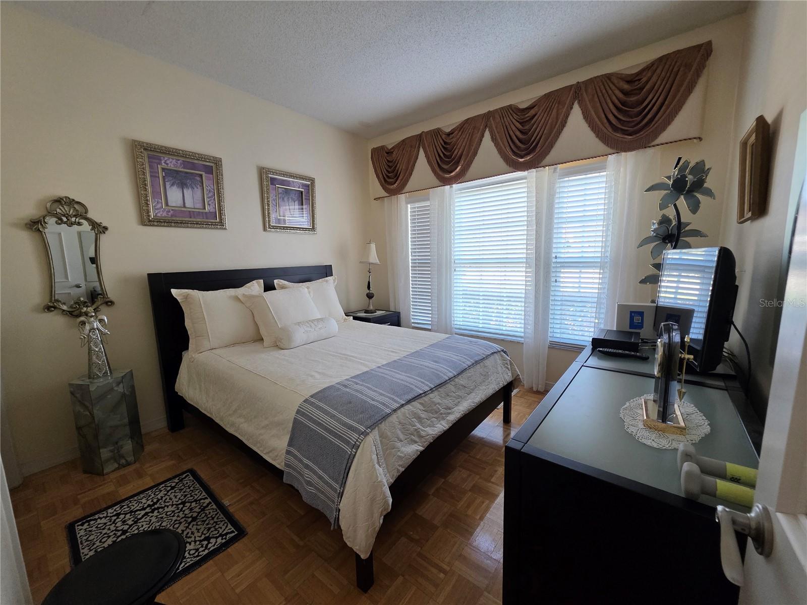 Image 12 of 26 For 866 Charing Cross Circle