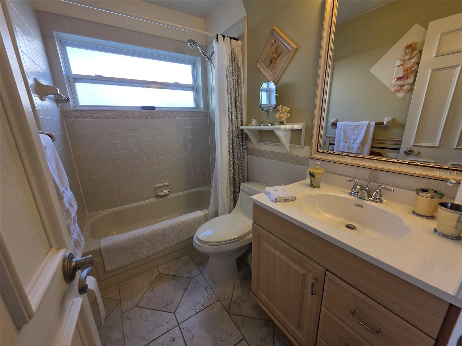 Image 13 of 26 For 866 Charing Cross Circle