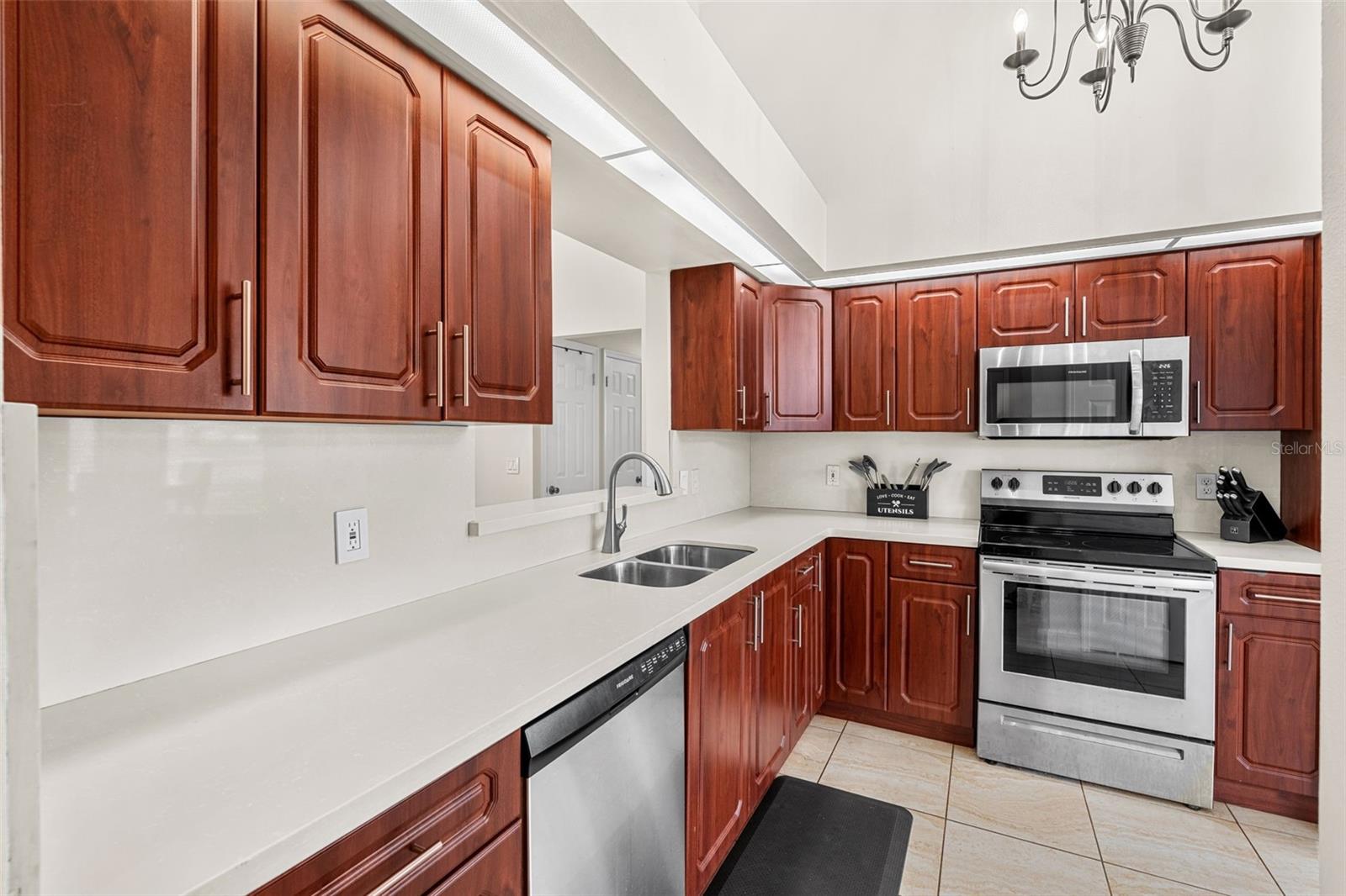 Listing photo id 8 for 806 Vermont Woods Lane