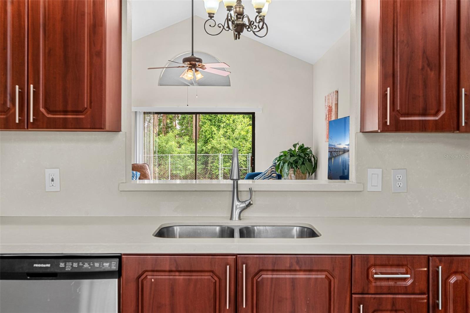 Listing photo id 9 for 806 Vermont Woods Lane