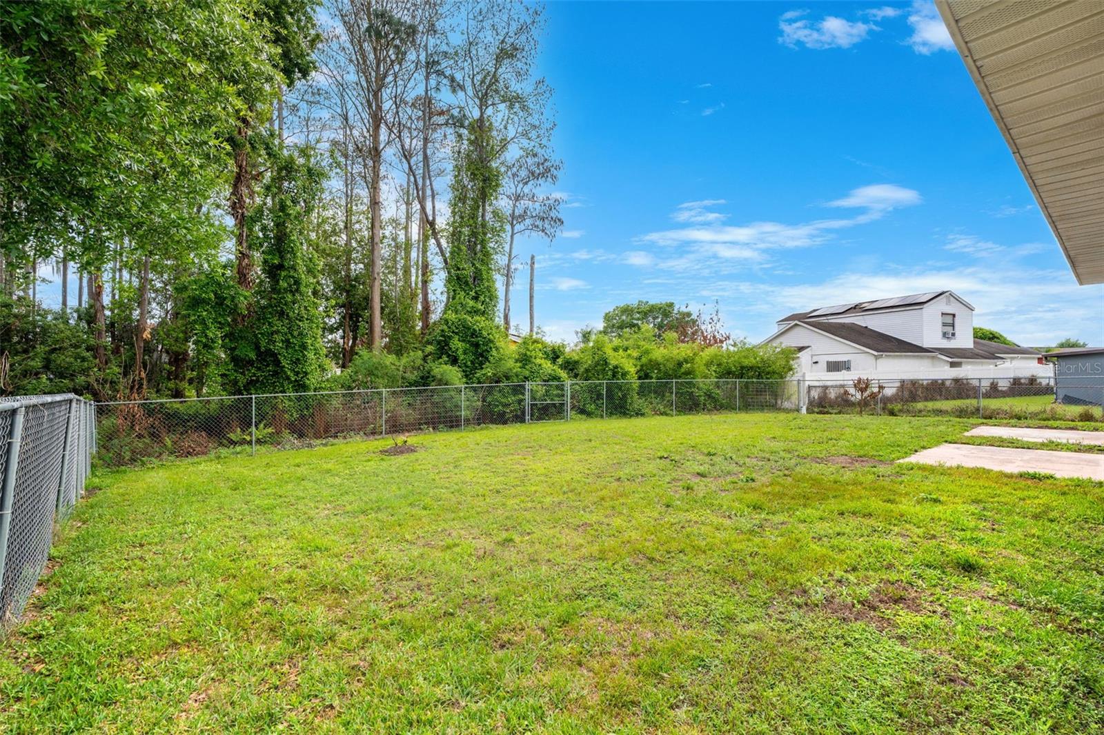 Listing photo id 20 for 806 Vermont Woods Lane