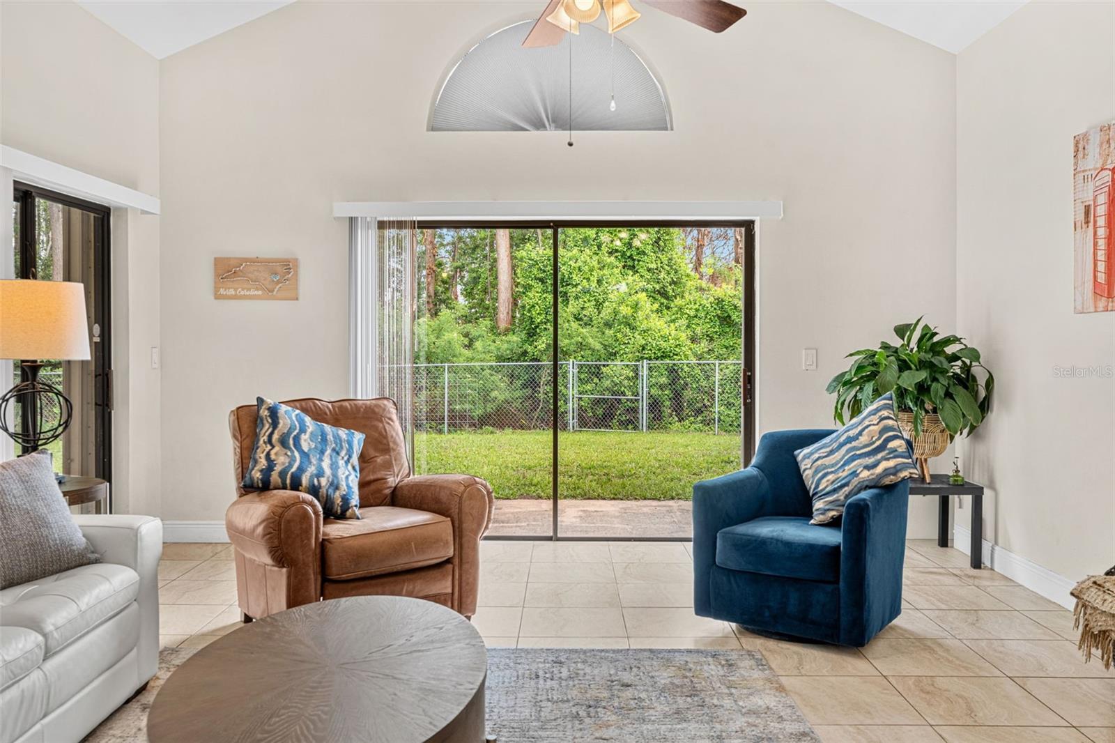 Listing photo id 4 for 806 Vermont Woods Lane