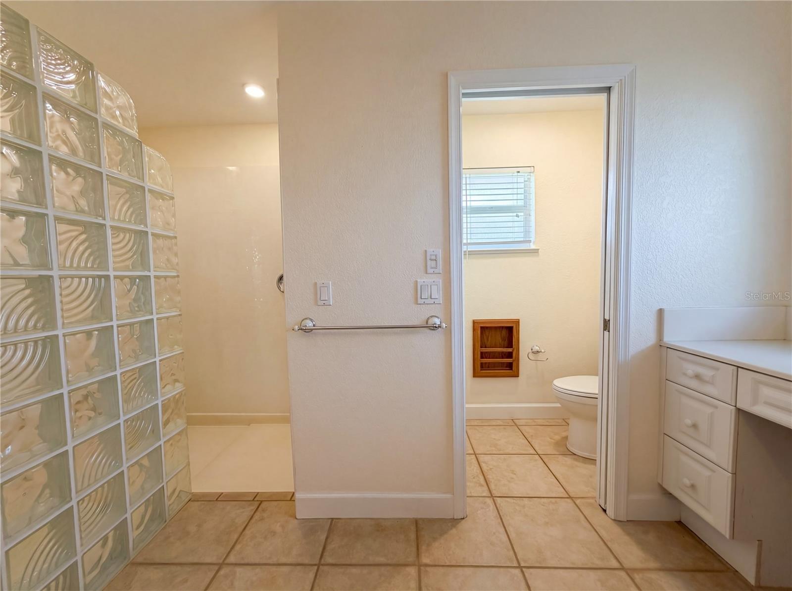 Image 12 of 46 For 1100 Oleander Street