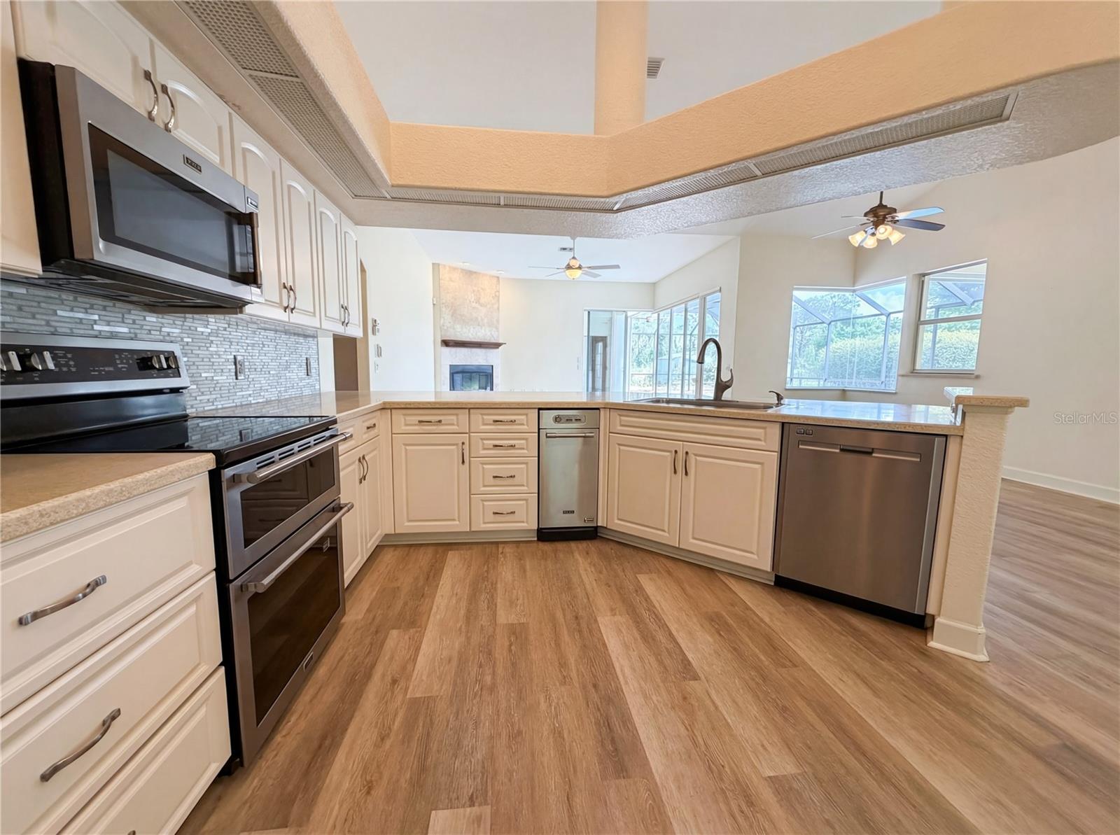 Image 17 of 46 For 1100 Oleander Street