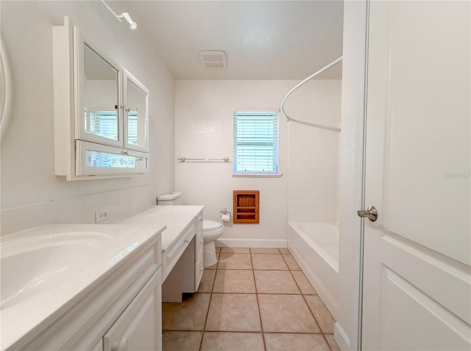 Image 20 of 46 For 1100 Oleander Street