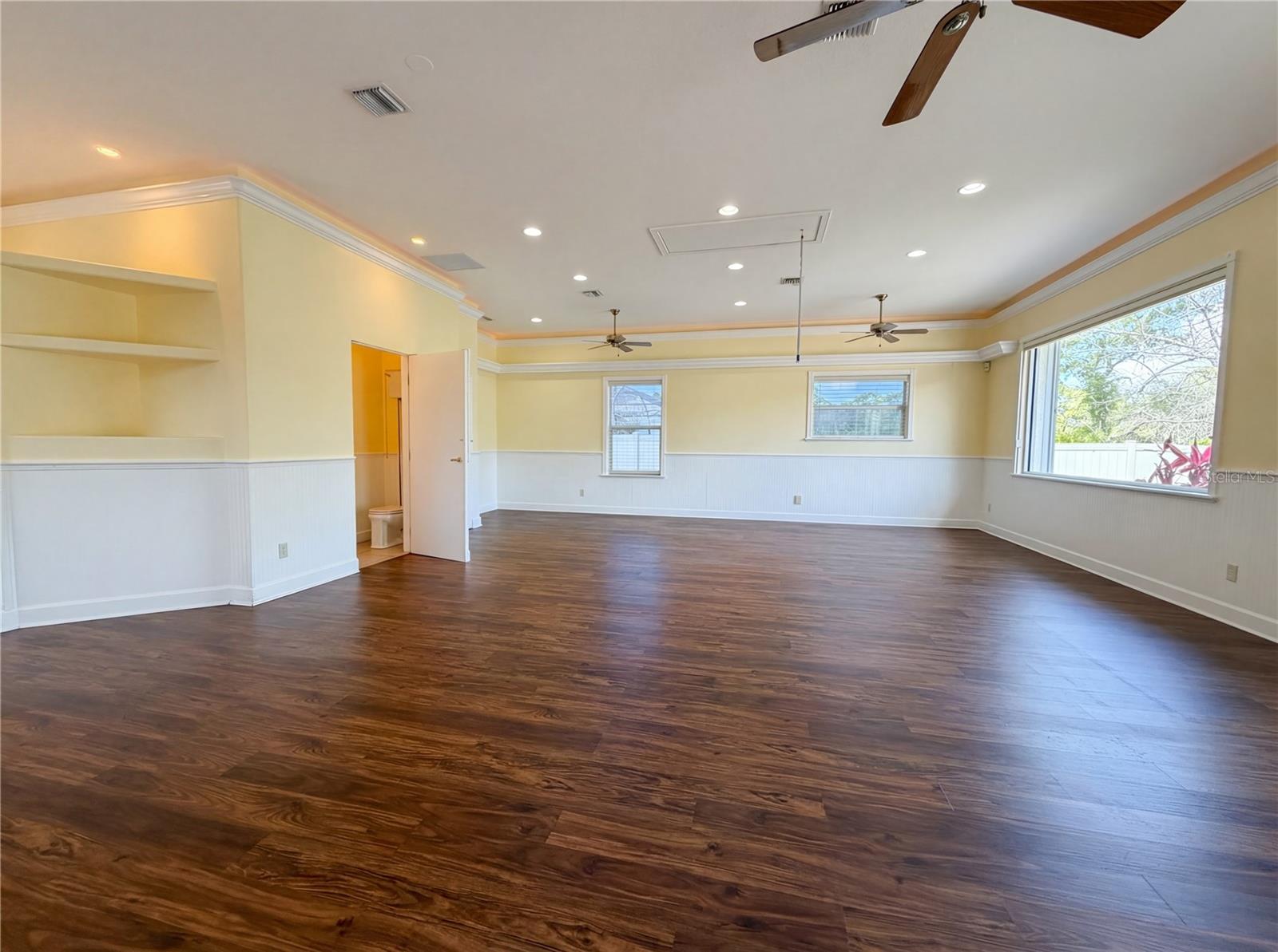 Image 28 of 46 For 1100 Oleander Street