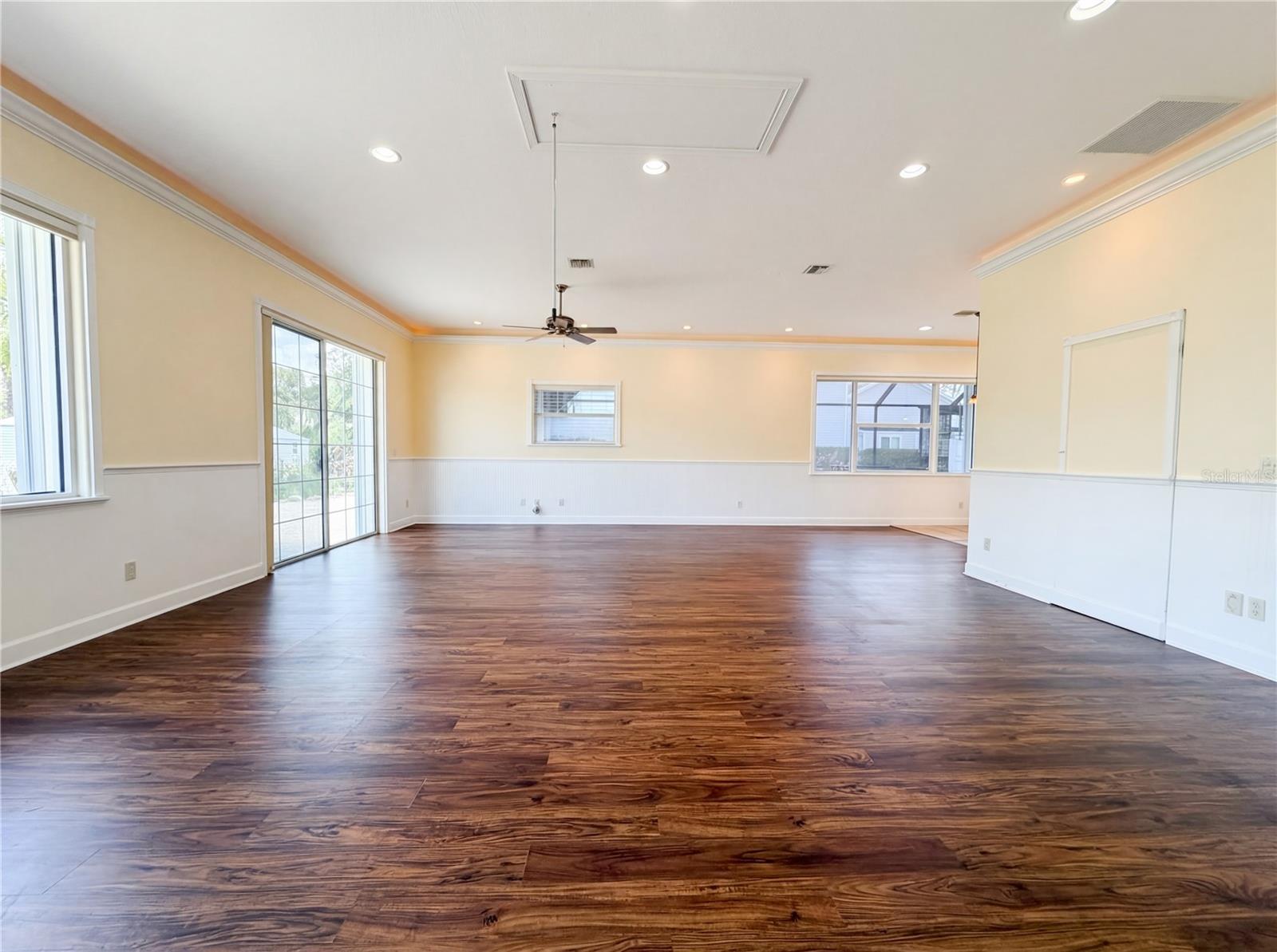 Image 29 of 46 For 1100 Oleander Street