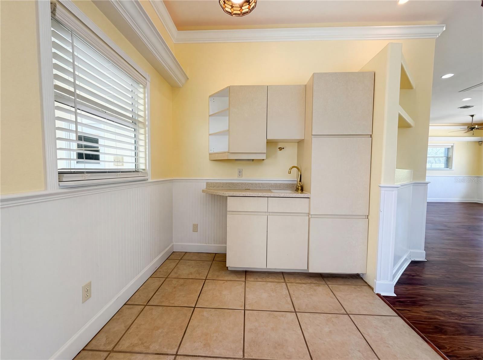 Image 32 of 46 For 1100 Oleander Street