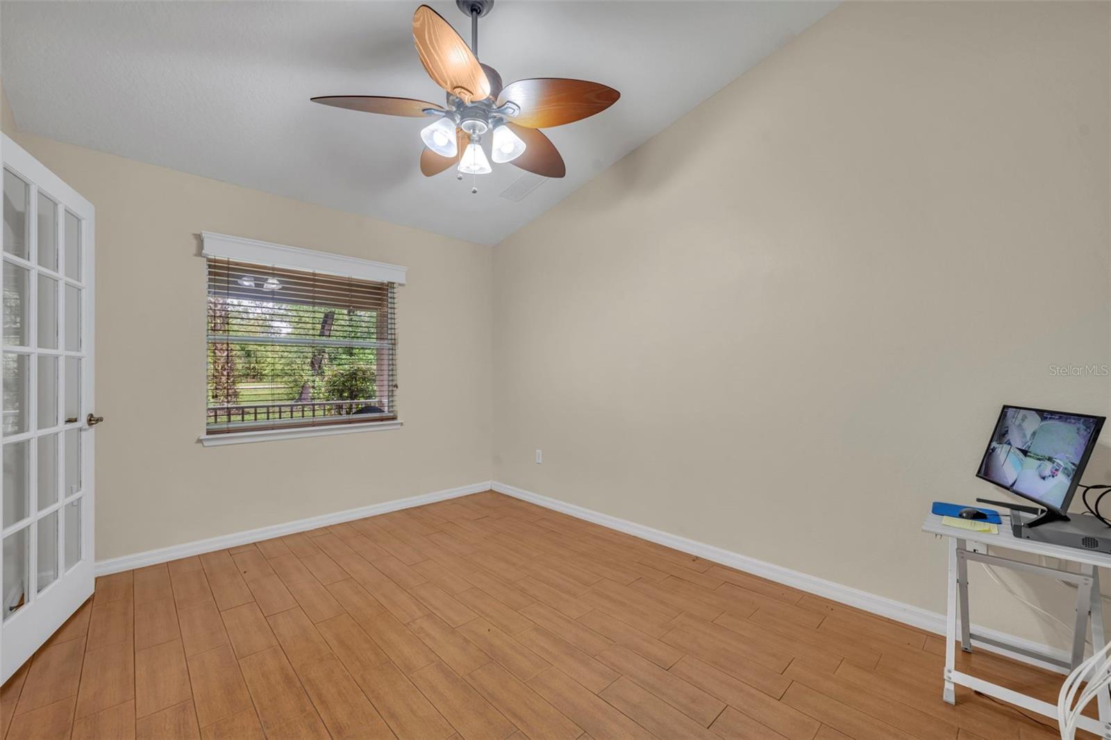 Listing photo id 8 for 1640 Strathcona Avenue