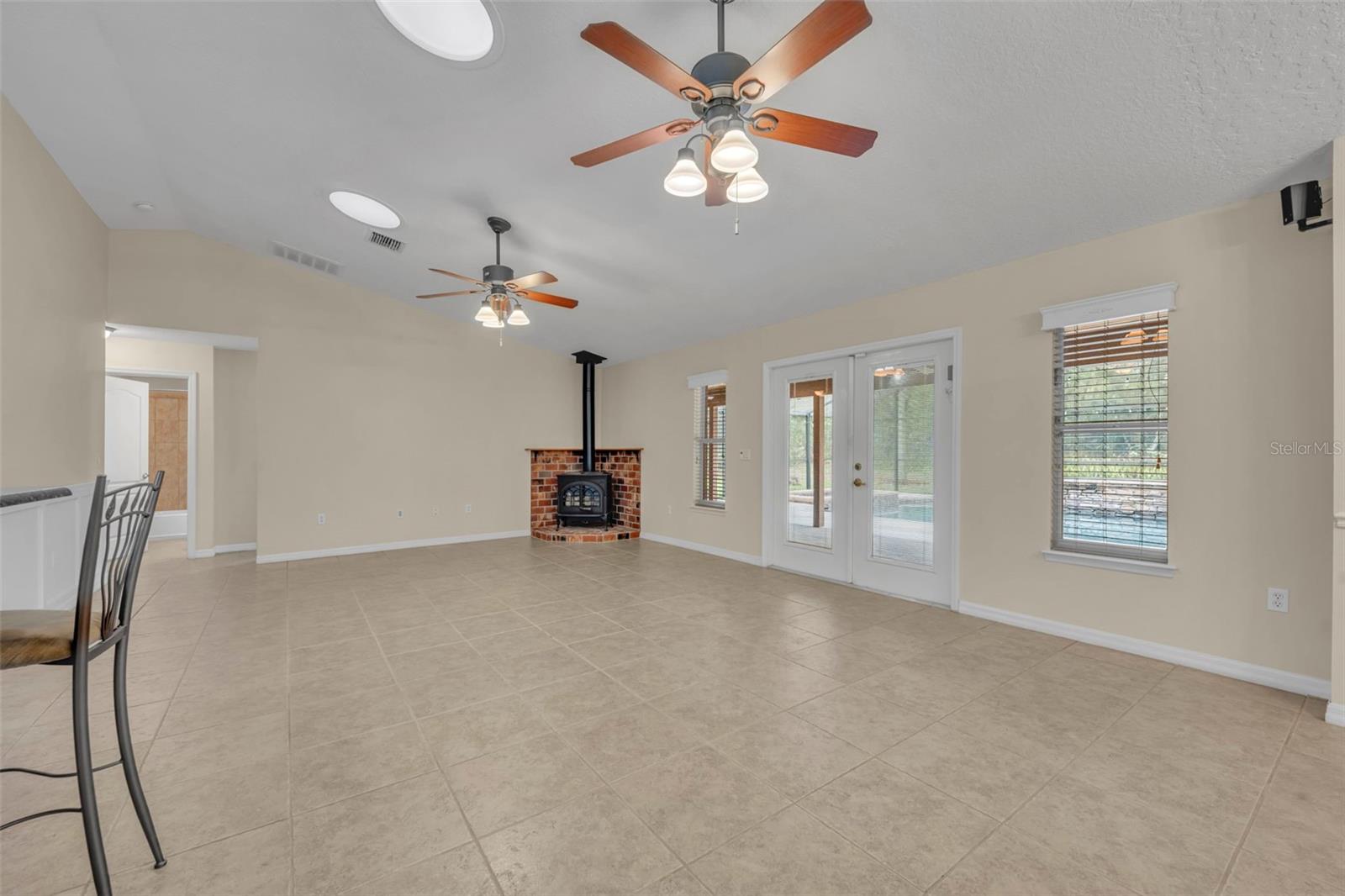 Listing photo id 9 for 1640 Strathcona Avenue