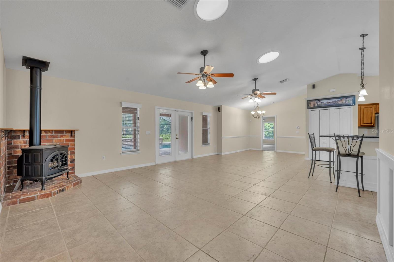 Listing photo id 10 for 1640 Strathcona Avenue