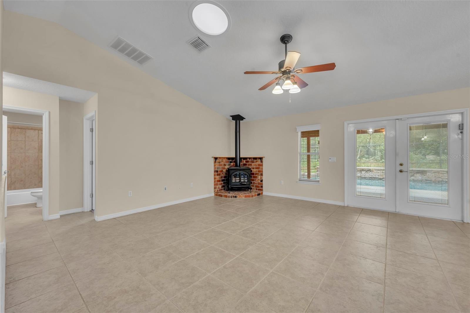 Listing photo id 11 for 1640 Strathcona Avenue