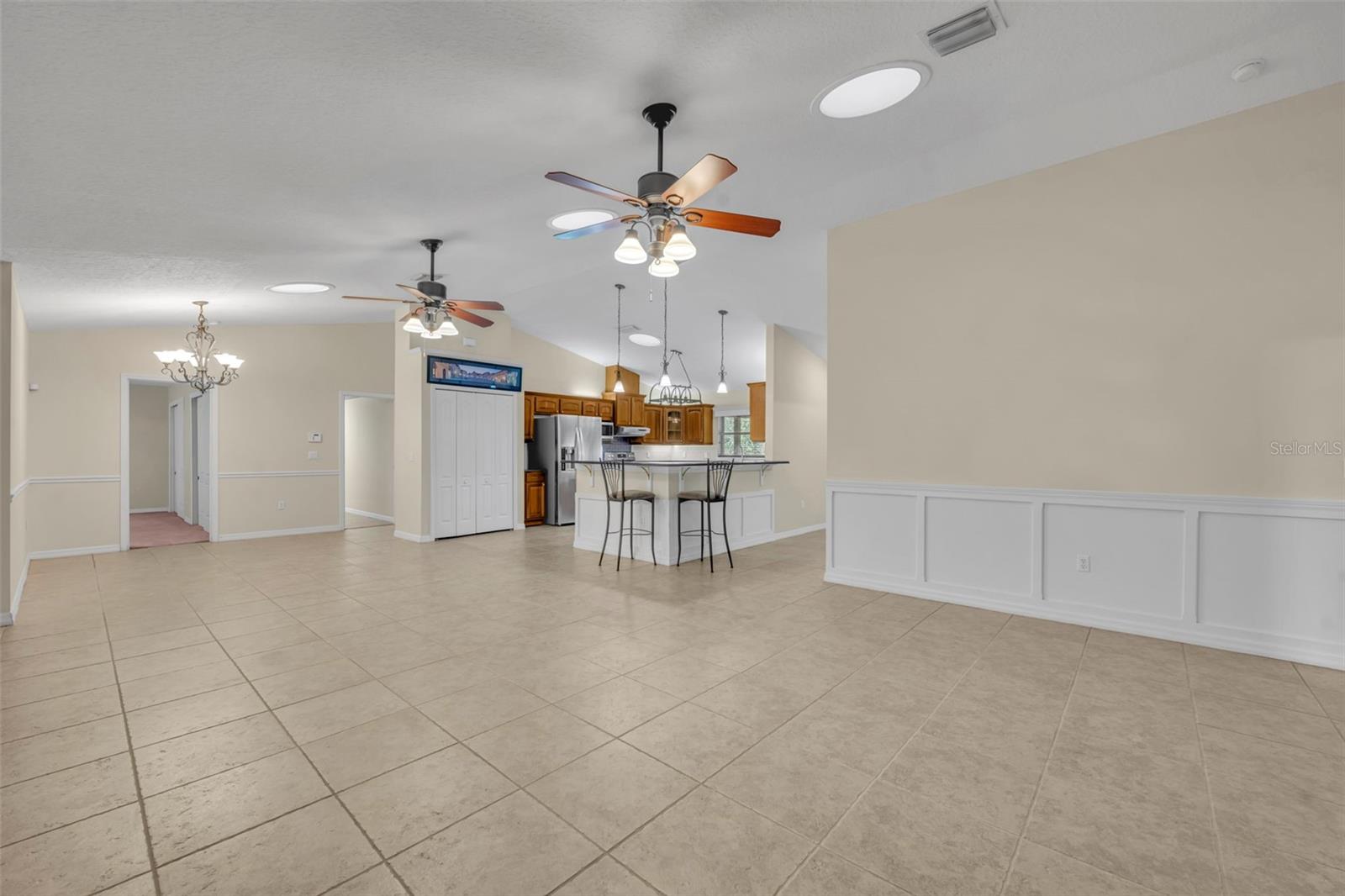 Listing photo id 12 for 1640 Strathcona Avenue