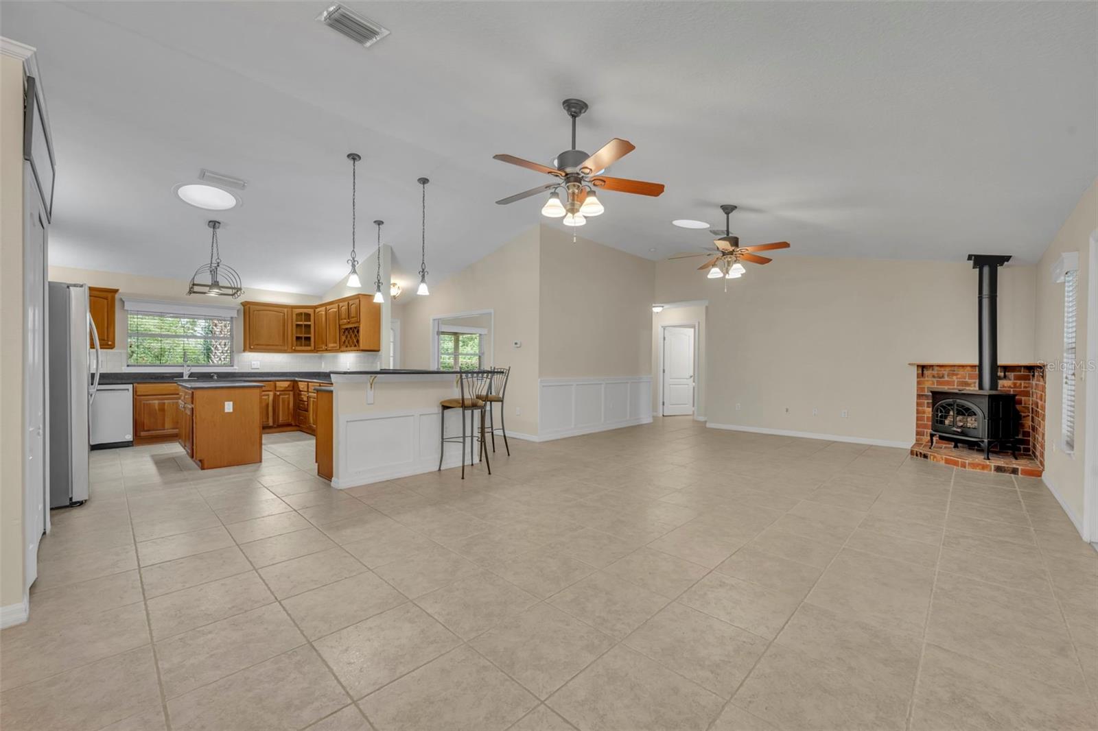 Listing photo id 13 for 1640 Strathcona Avenue