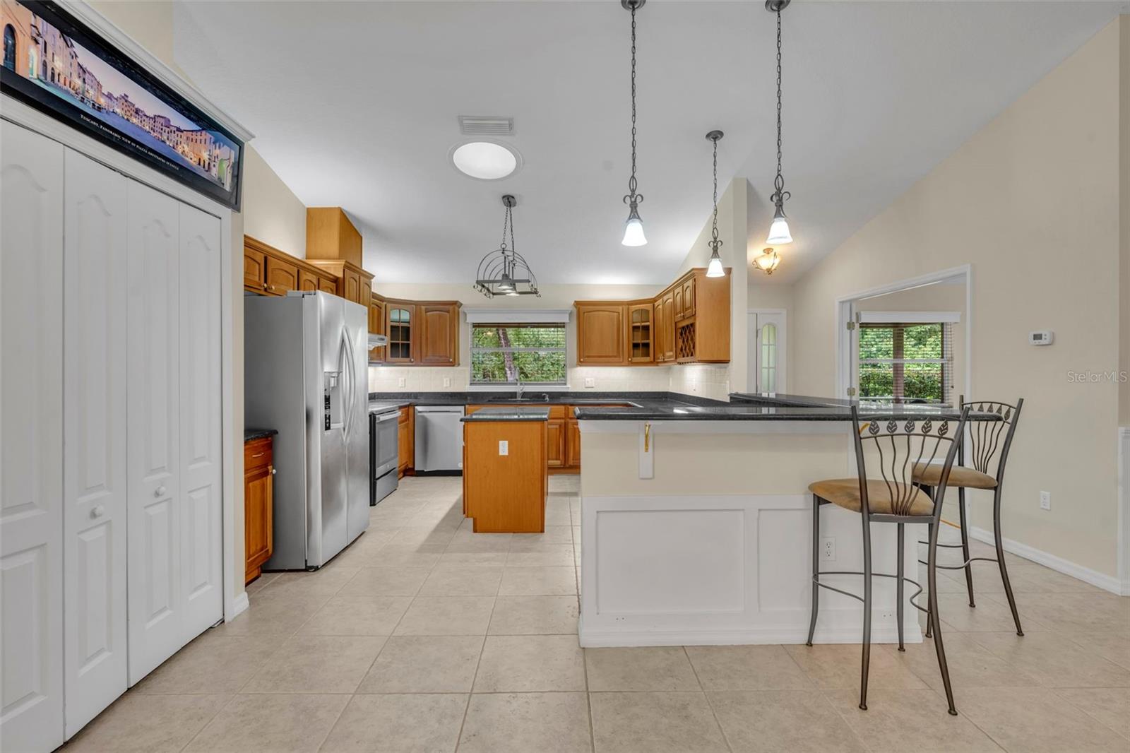 Listing photo id 14 for 1640 Strathcona Avenue