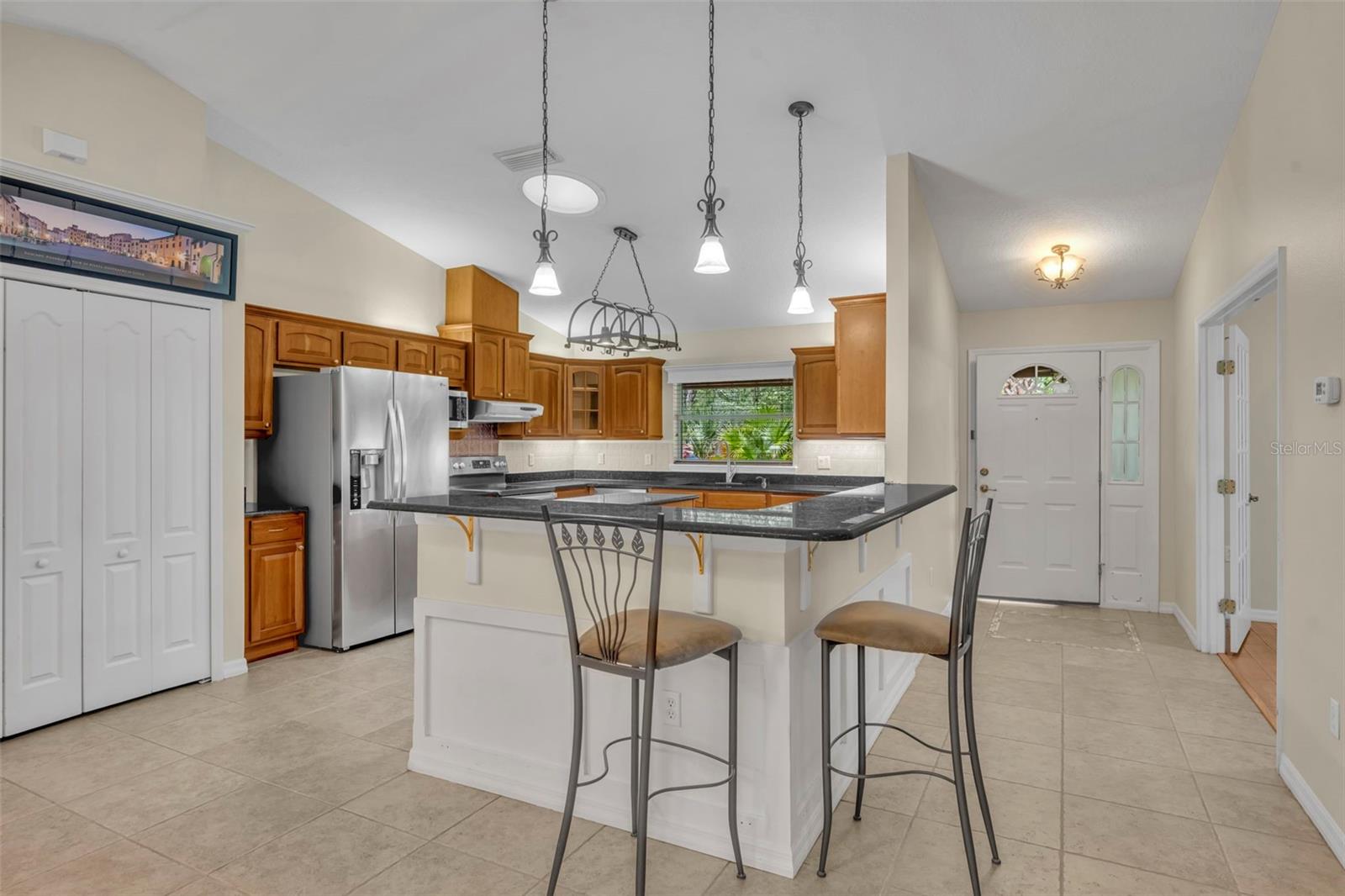 Listing photo id 15 for 1640 Strathcona Avenue