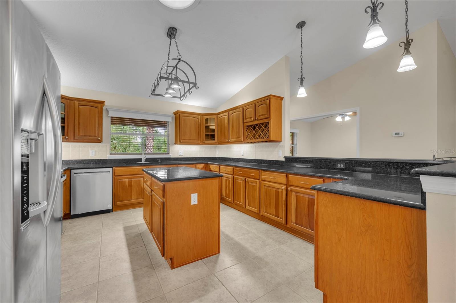 Listing photo id 16 for 1640 Strathcona Avenue