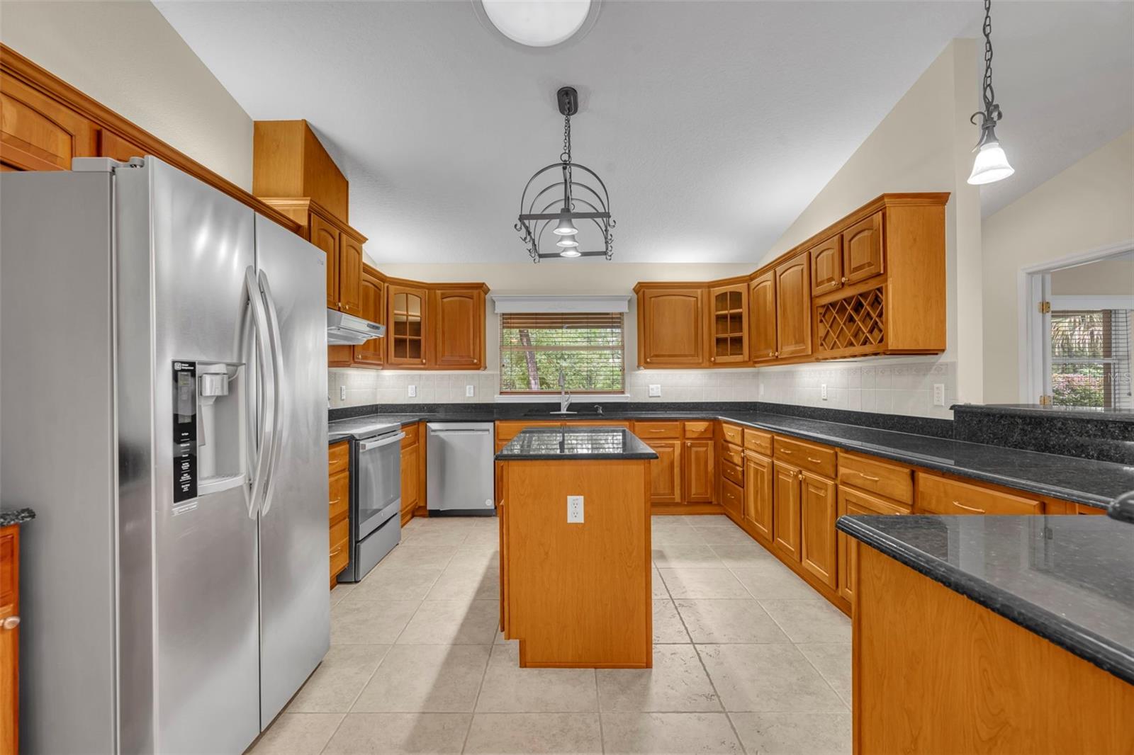 Listing photo id 17 for 1640 Strathcona Avenue