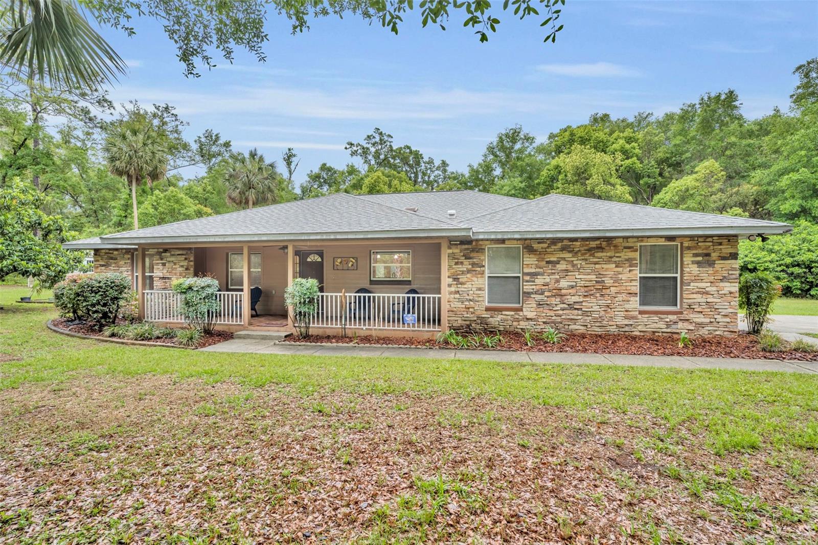 Listing photo id 0 for 1640 Strathcona Avenue