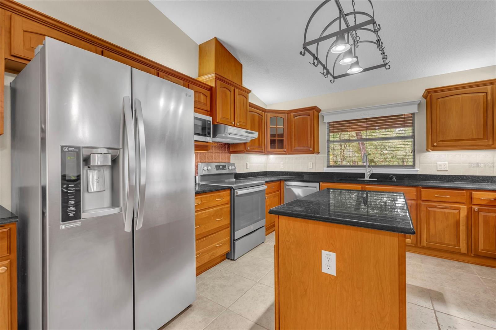 Listing photo id 18 for 1640 Strathcona Avenue