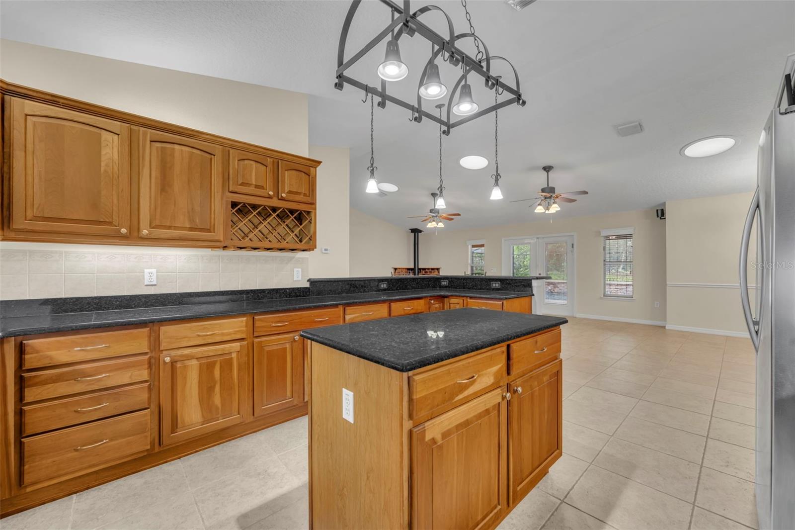 Listing photo id 19 for 1640 Strathcona Avenue