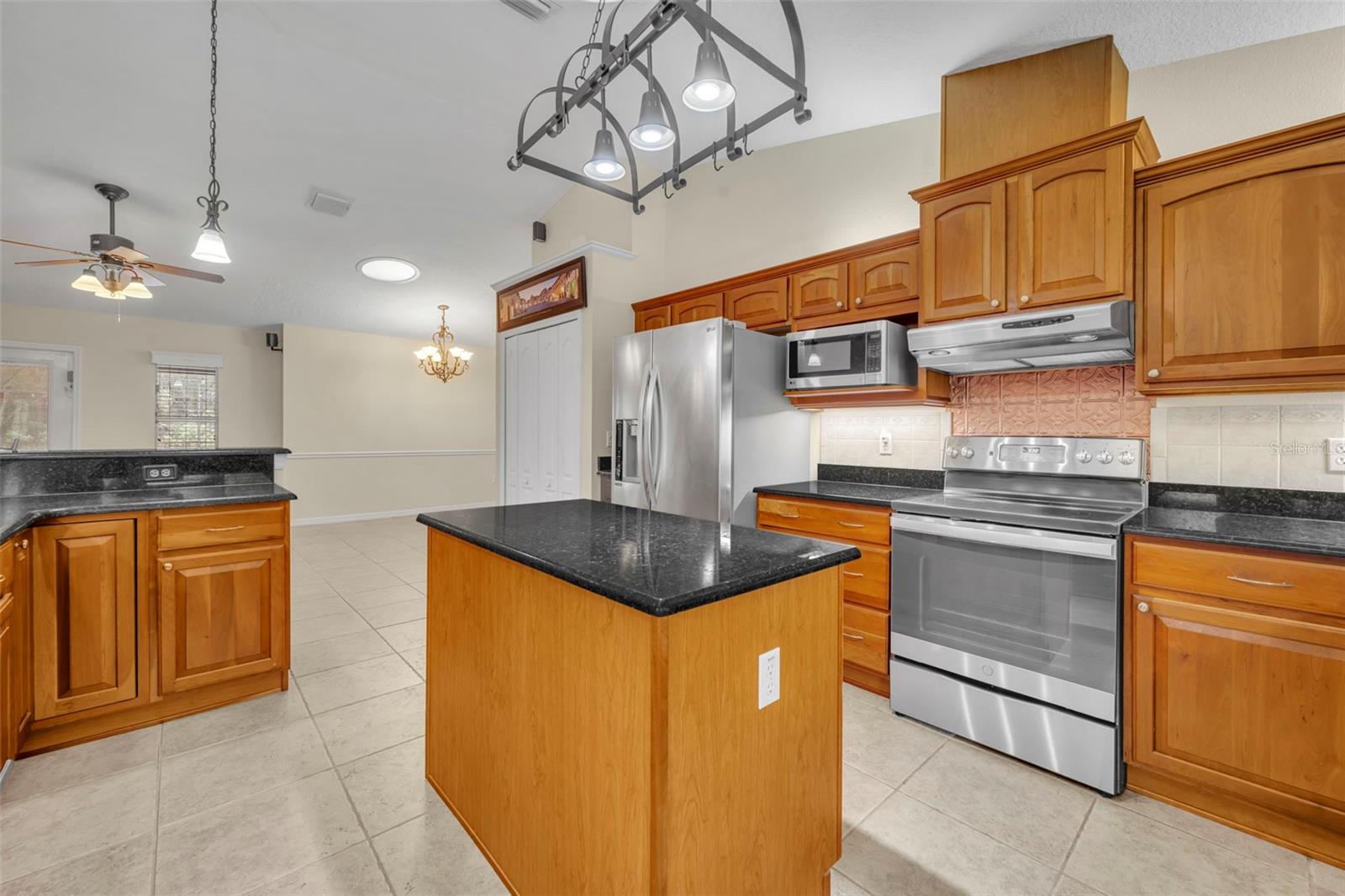 Listing photo id 20 for 1640 Strathcona Avenue