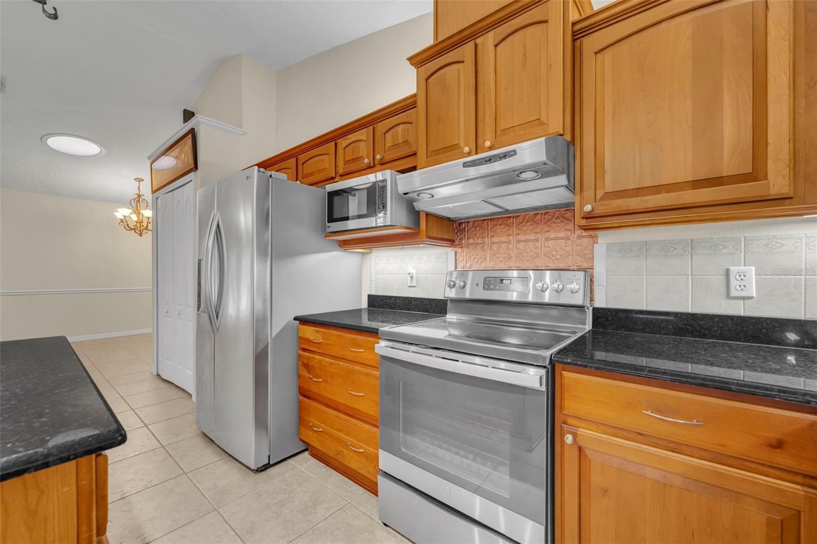 Listing photo id 21 for 1640 Strathcona Avenue