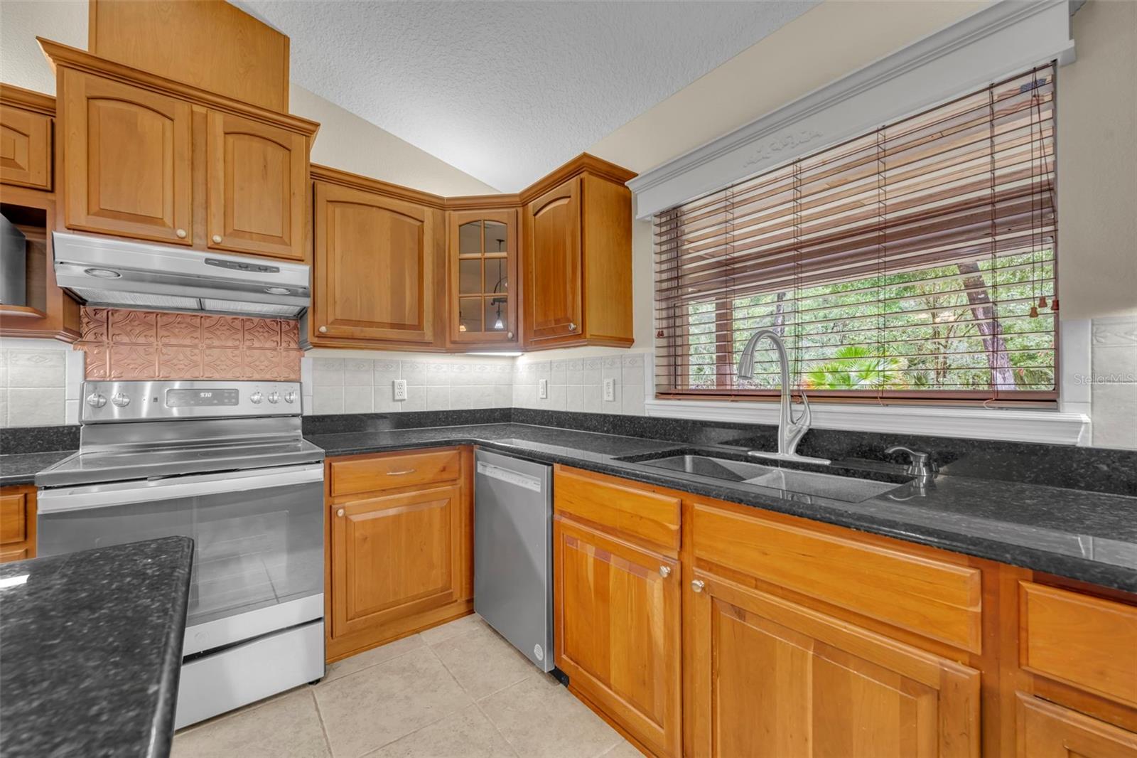 Listing photo id 22 for 1640 Strathcona Avenue